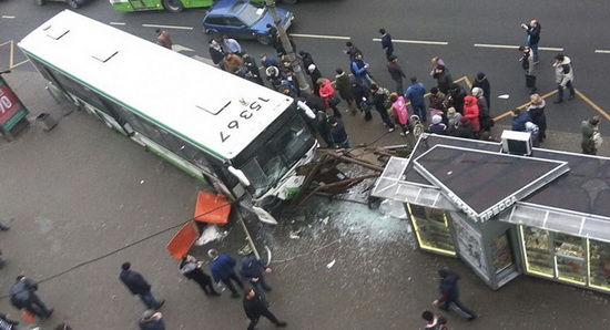 Moskva: Một chiếc xe buýt đâm khách đứng ở bến đợi gần ga tàu điện ngầm