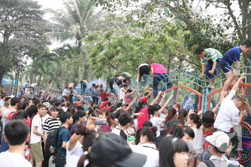 Vỡ trận công viên nước: Nam nữ thi nhau vượt rào sắt, nhiều người rách cả nội y