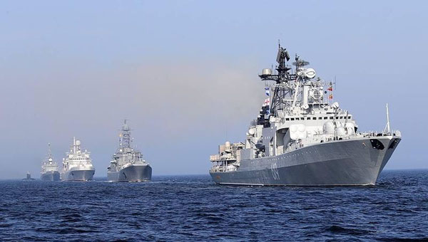 Tàu chiến tối tân Nga xếp hàng chờ diễu hành cực hoành tráng