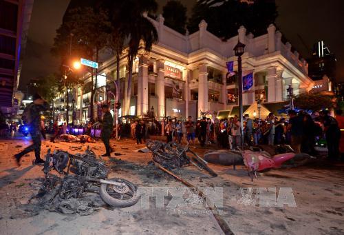 Cảnh sát đang tháo ngòi nổ quả bom thứ hai ở Bangkok
