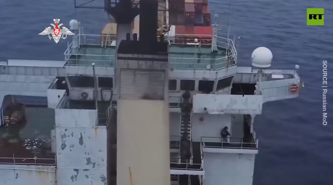 Video như phim hành động binh sĩ Nga lùng sục cướp biển trên tàu hàng