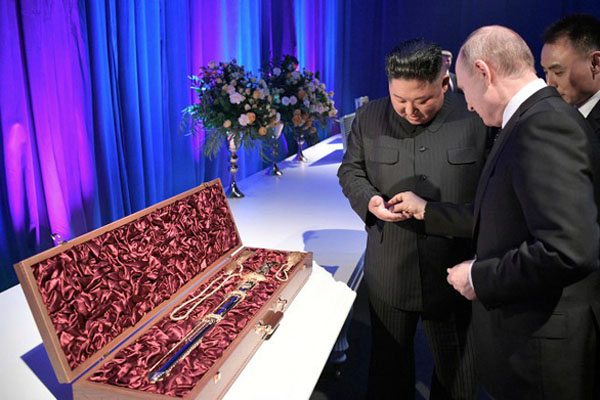 Ông Putin 'mua' thanh bảo kiếm từ ông Kim Jong Un giá 1 đồng xu