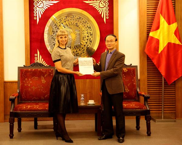 Trao Giấy chứng nhận đăng ký thành lập và hoạt động cho Trung tâm Khoa học và Văn hóa Nga tại Hà Nội