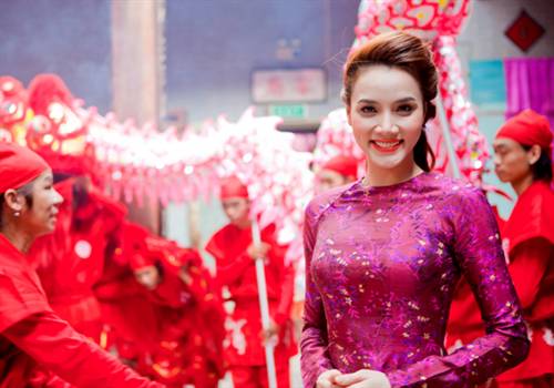 Trang Nhung thuê cả đội lân để chụp ảnh Tết