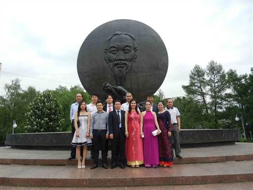 Hội đồng hương Nghệ an tại Moskva: Dâng hoa tại tượng đài Chủ tịch Hồ Chí Minh