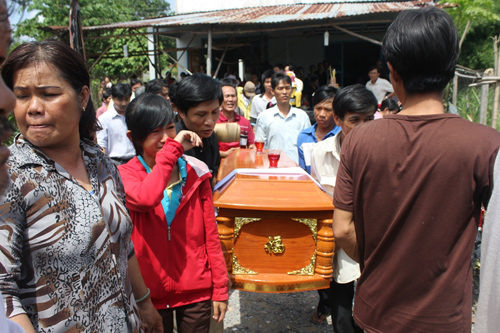 Nghẹn ngào tiễn 2 bé song sinh bị cuồng sát về cõi vĩnh hằng