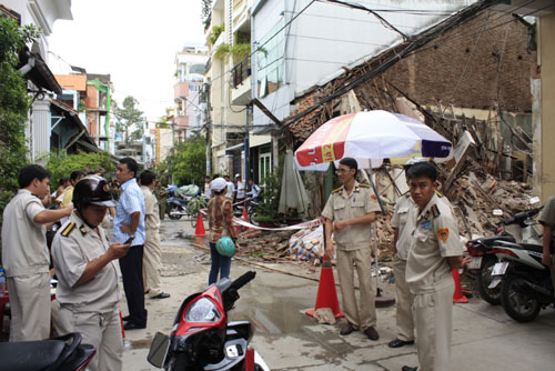 Sập nhà giữa trung tâm TP.HCM, 5 người thoát chết