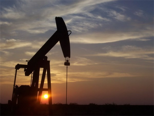 Giá dầu mỏ thế giới giảm mạnh sau những dự đoán ảm đạm về kinh tế