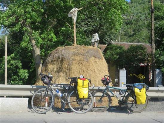 Cặp đôi đạp xe 9 tháng từ Việt Nam đến Paris