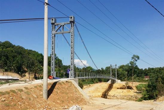 Xây cầu treo 3,5 tỷ chỉ để phục vụ 2 hộ dân?