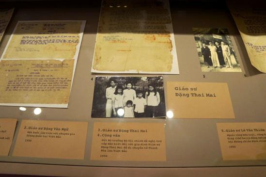 'Chú phải chia bớt chữ cho dân'