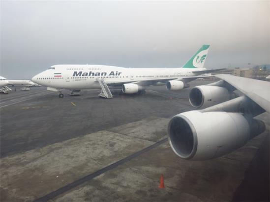Máy bay Iran chở 300 người rơi động cơ giữa trời