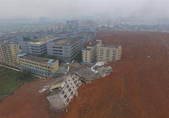 Lở núi kinh hoàng ở Trung Quốc, 17 tòa nhà cao tầng bị đổ sập