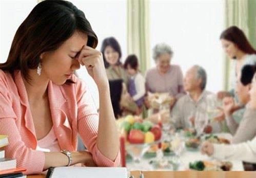 Choáng váng nhìn chồng cầm 50 triệu biếu mẹ chồng tiêu Tết