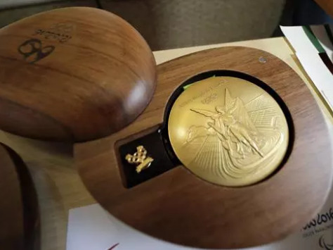 Một tấm huy chương vàng Olympic đã được sản xuất như thế nào?