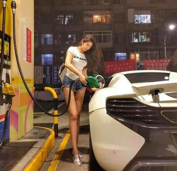 Cô gái Đài Loan bất ngờ nổi trên mạng nhờ bức ảnh đi đổ xăng