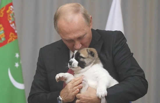 Tổng thống Nga Vladimir Putin hạnh phúc bên món quà sinh nhật bất ngờ