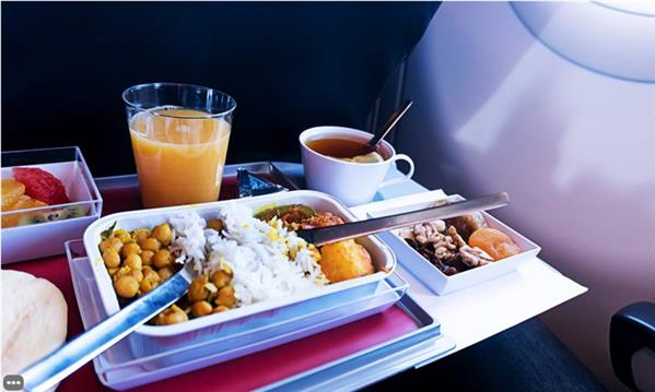 Vì sao đồ ăn trên máy bay có vị khác thường?