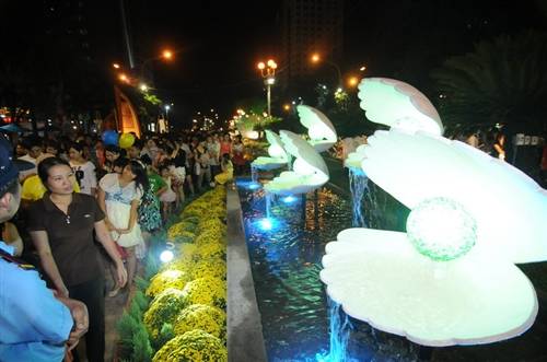 Tưng bừng khai mạc đường hoa Nguyễn Huệ