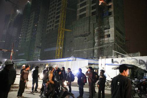 Tai nạn lao động kinh hoàng, nhiều người bị vùi trong đống đổ nát