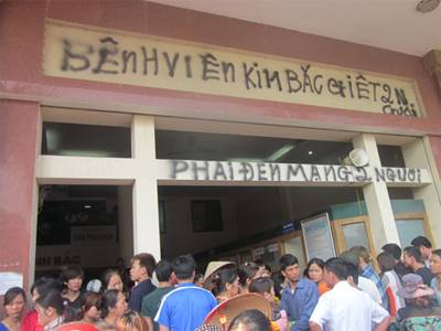 Mang quan tài thai phụ tử vong đến bao vây bệnh viện