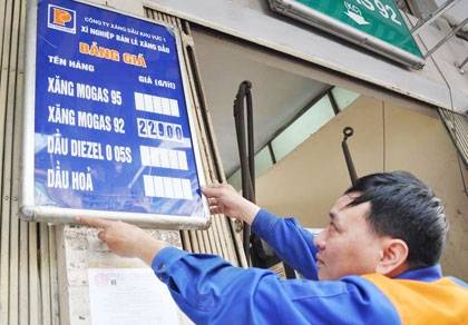 Xăng tăng giá lên 23.800 đồng/lít