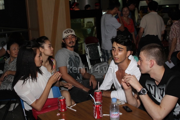 Minh Hằng khóc khi chia tay bạn nhảy