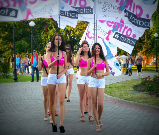 Thư Ukraine: Chân dài hốt bạc mùa EURO