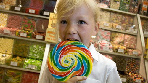 Bé gái 6 tuổi làm chủ ba cửa hàng kẹo