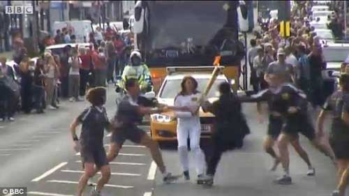 Fan cuồng cướp đuốc Olympic