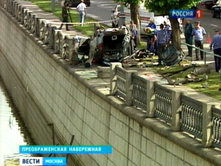 Moskva: Xe lao xuống sông, trực thăng trên đường MKAD (Tin video)