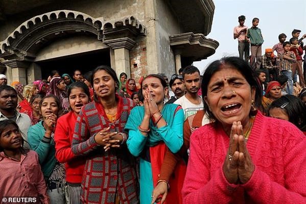Nạn nhân cưỡng hiếp ở Ấn Độ bị thiêu sống trên đường tới tòa án