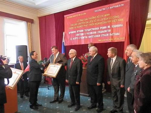 Đại sứ VN trao giải thưởng HCM cho chuyên gia Liên Xô và Nga trong sự nghiệp ngành dầu khí Việt Nam.