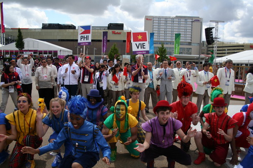 Thượng cờ Việt Nam tại Công viên Olympic London