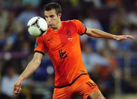 Van Persie: “Tôi sẽ đến CLB nào trả tôi 10 triệu bảng/năm”