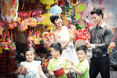 Mẫu nhí Bảo Trân khoe vai trần, chân thon