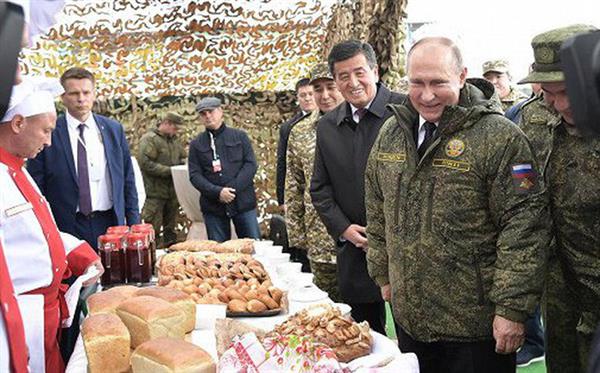 Tổng thống Putin xem tập trận Centre-2019, thưởng thức bánh mì kiểu Nga