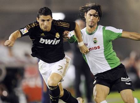 C. Ronaldo bị chỉ trích là kẻ tự phụ và vênh váo