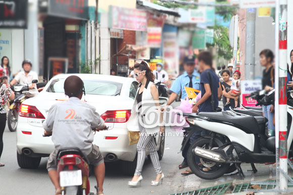 'Lác mắt' với siêu xe mới coóng của Minh Hằng