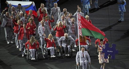 VĐV Belarus giương cờ Nga tại lễ khai mạc Paralympic 2016