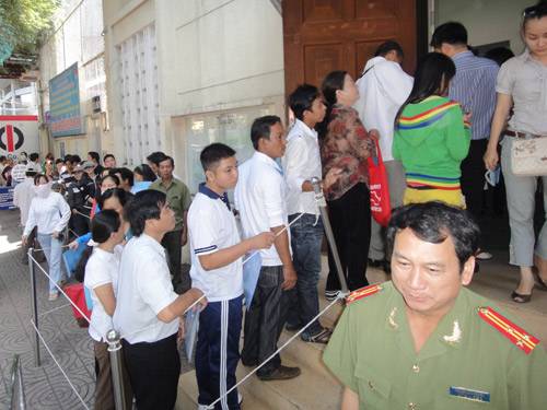 Chen nhau làm hộ chiếu vì tin đồn thất thiệt