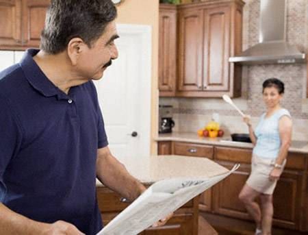 Đồ lót của tôi chất đầy trong phòng... bố chồng