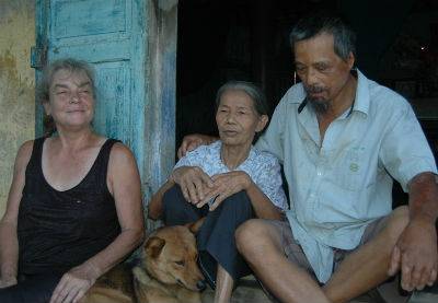 Bà Tây bỏ xứ theo chồng về Việt Nam cuốc đất trồng rau