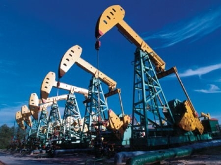 Giá dầu tiếp tục đi xuống sau khi Mỹ tăng sản lượng