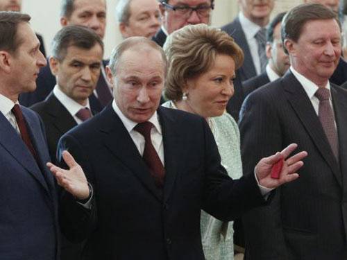 Putin - Medvedev hoàn tất hoán đổi