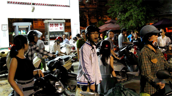 Đổ xăng xong, hàng trăm xe chết máy