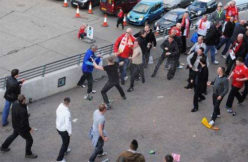 Đổ máu sau trận chung kết Carling Cup