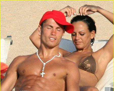 Ronaldo bẽ mặt vì bị chân dài hắt hủi