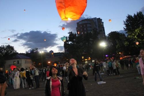 Sinh viên Việt Nam tham gia lễ hội thả đèn lồng tại Mátxcơva