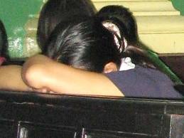 Cách chức Bí thư xã bị bắt quả tang đang 